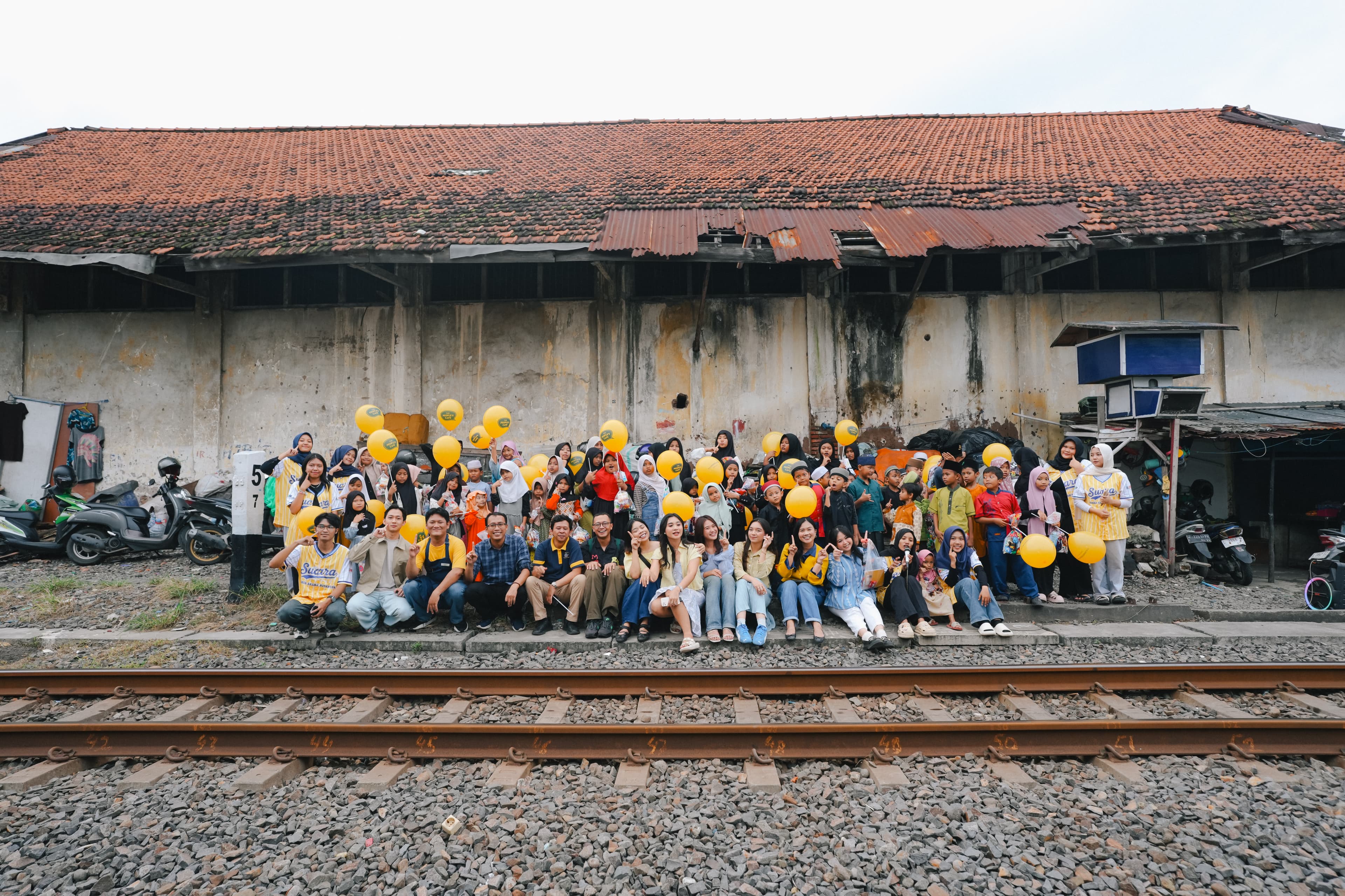 Hangatkan Ramadan dari Tepi Rel: The People’s Cafe Surabaya–Sidoarjo Berbagi Bersama Anak-Anak Wonokromo